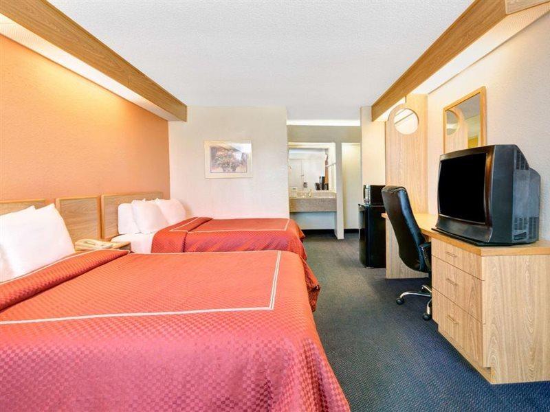 Days Inn By Wyndham Charlotte Northlake Zewnętrze zdjęcie