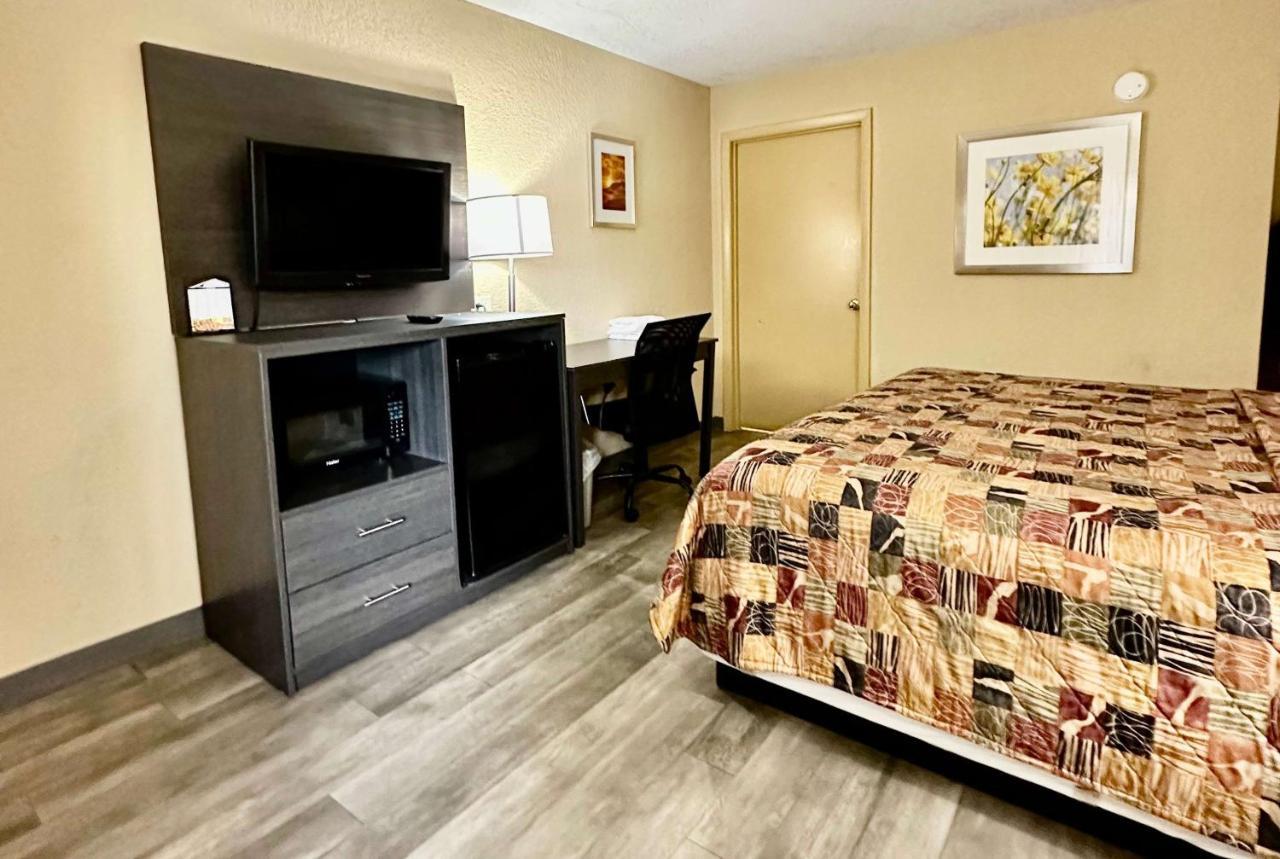 Days Inn By Wyndham Charlotte Northlake Zewnętrze zdjęcie